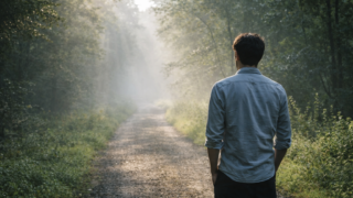 森の途中にいる男性